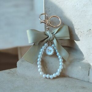 Pearl Keychain with Bow Accent